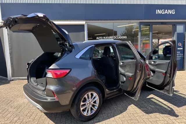 Ford Kuga (2022) thumbnail 3