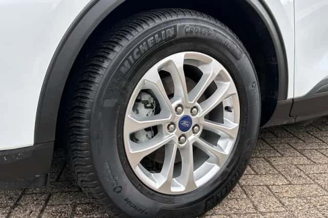 Ford Kuga (2022) thumbnail 5