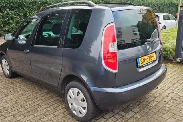 Škoda Roomster (2010) thumbnail 2