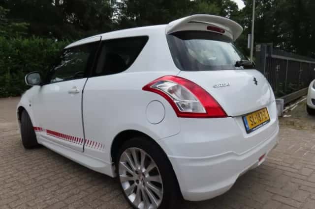 Suzuki Swift (2012) thumbnail 6