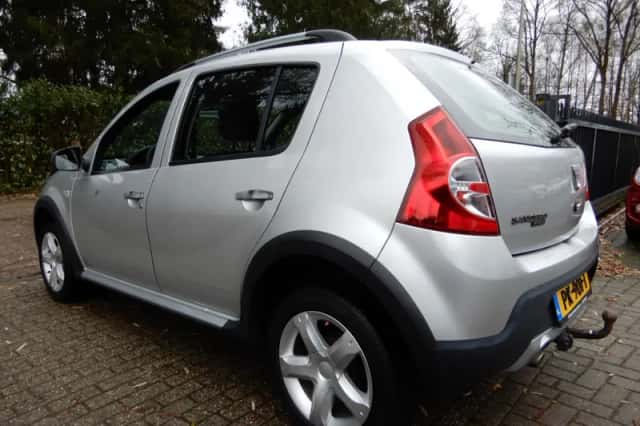 Dacia Sandero (2010) thumbnail 2