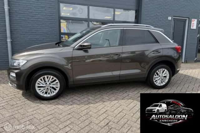 Volkswagen T-Roc (2018) thumbnail 2