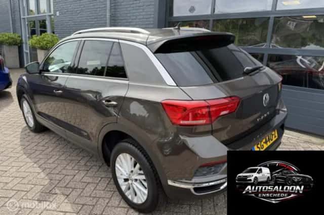 Volkswagen T-Roc (2018) thumbnail 3