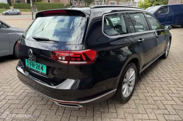 Volkswagen Passat (2021) thumbnail 5