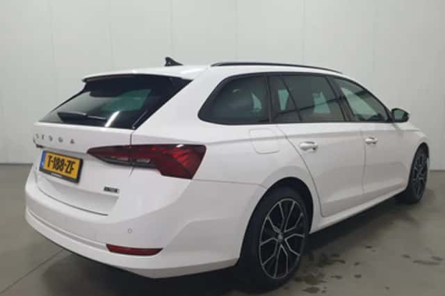 Ford Kuga (2023) thumbnail 2