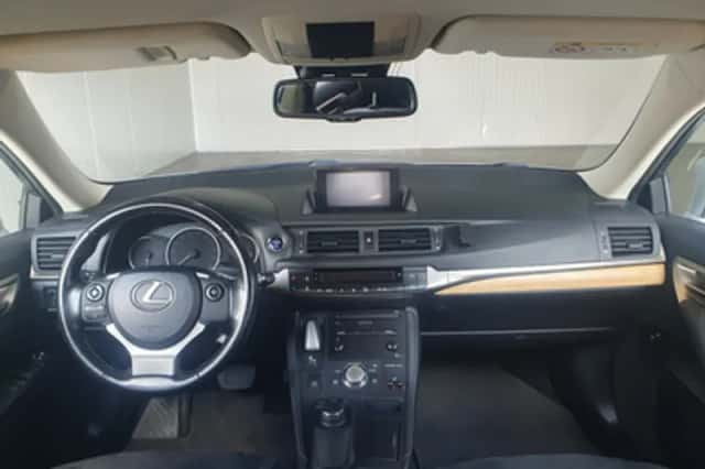 Lexus CT (2015) thumbnail 3