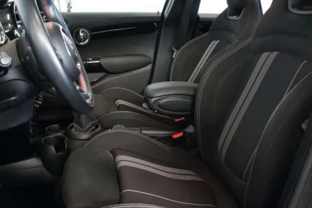 MINI Cooper S (2019) thumbnail 6