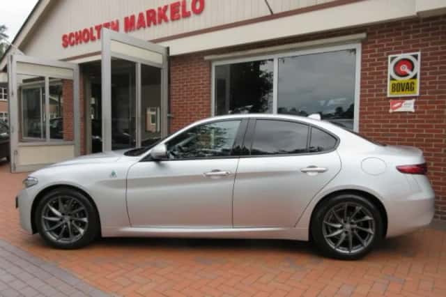Alfa Romeo Giulia (2017) thumbnail 1