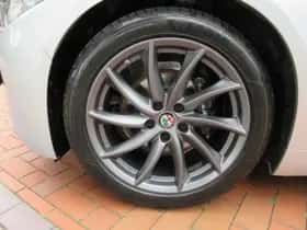 Alfa Romeo Giulia (2017) thumbnail 11