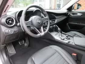 Alfa Romeo Giulia (2017) thumbnail 13