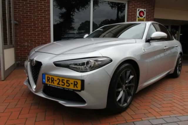Alfa Romeo Giulia (2017) thumbnail 3
