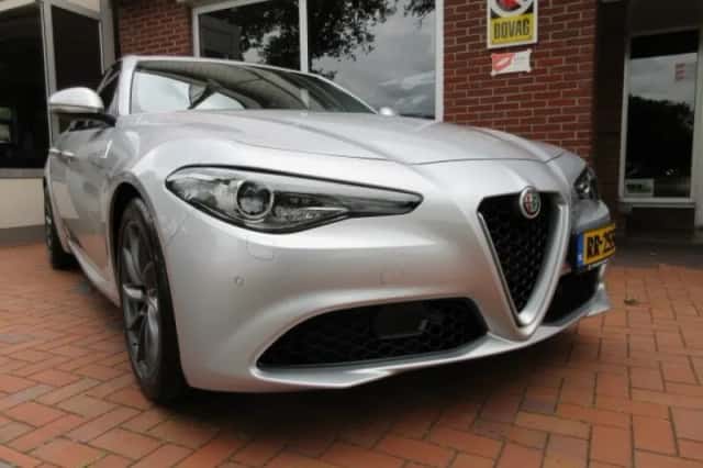 Alfa Romeo Giulia (2017) thumbnail 4