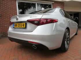 Alfa Romeo Giulia (2017) thumbnail 8