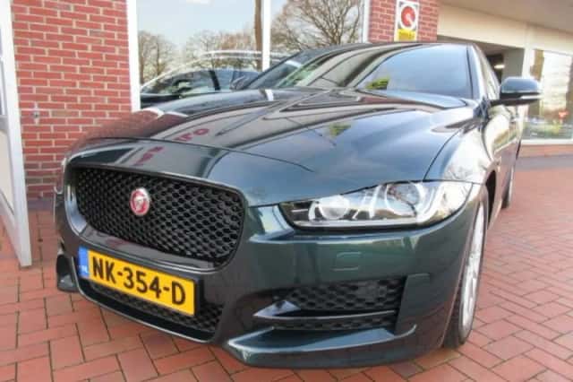 Jaguar XE (2017) thumbnail 3