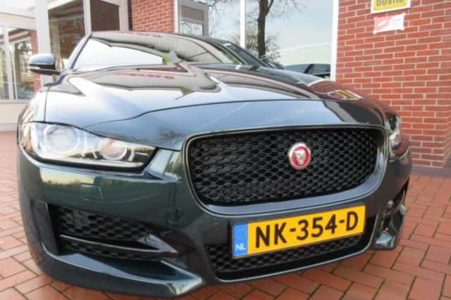 Jaguar XE (2017) thumbnail 4