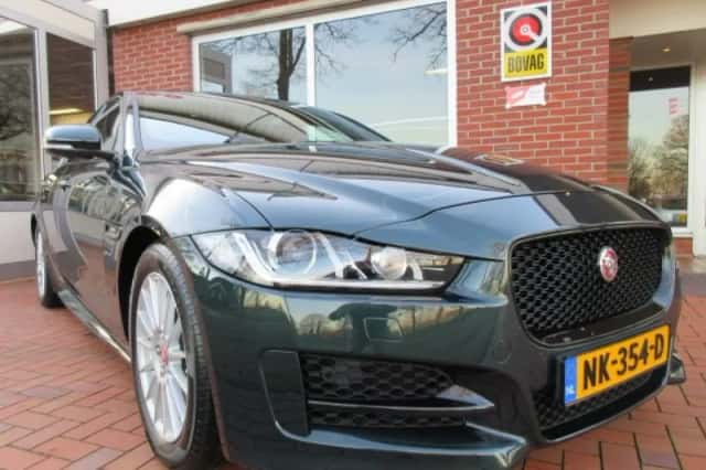Jaguar XE (2017) thumbnail 5