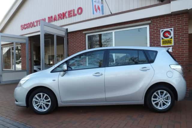 Toyota VERSO (2011) thumbnail 1