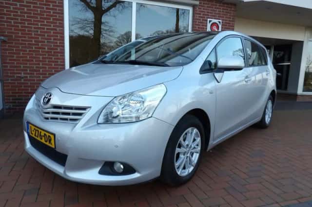Toyota VERSO (2011) thumbnail 2