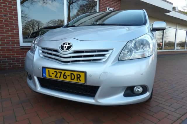 Toyota VERSO (2011) thumbnail 3
