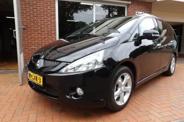 Mitsubishi GRANDIS (2010) thumbnail 2