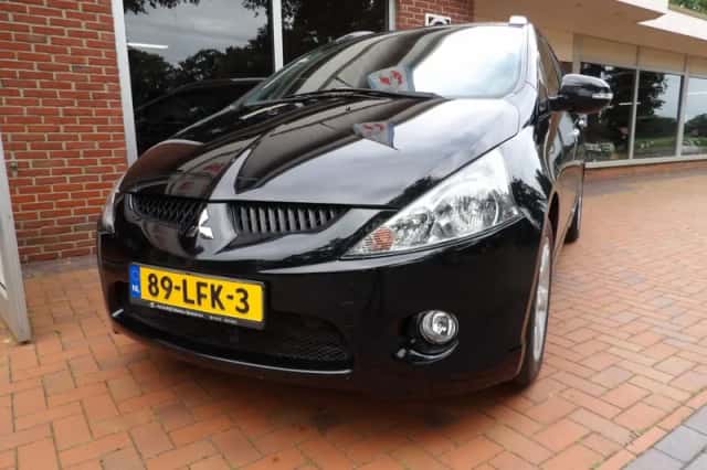 Mitsubishi GRANDIS (2010) thumbnail 3