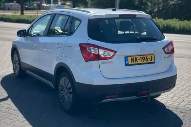 Suzuki SX4 S-Cross (2016) thumbnail 3
