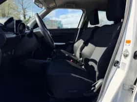 Suzuki Swift (2018) thumbnail 12
