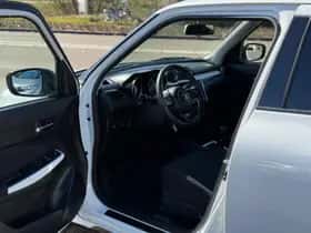 Suzuki Swift (2018) thumbnail 10