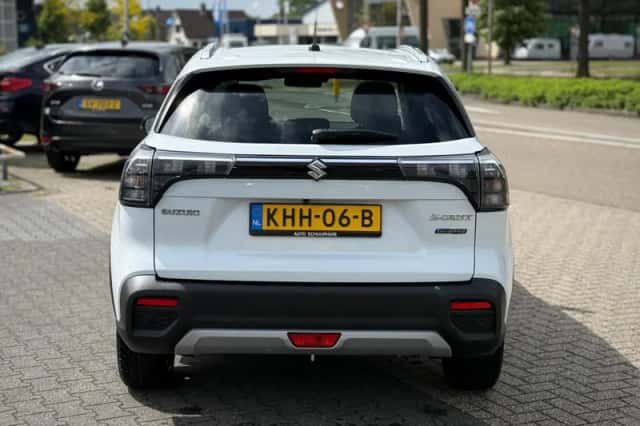 Suzuki S-CROSS (2023) thumbnail 4