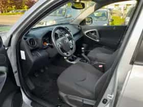 Toyota RAV4 (2012) thumbnail 9