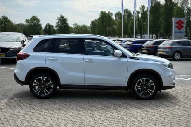 Suzuki Vitara (2022) thumbnail 6