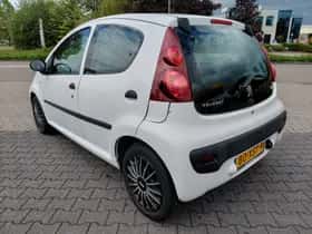 Peugeot 107 (2012) thumbnail 2