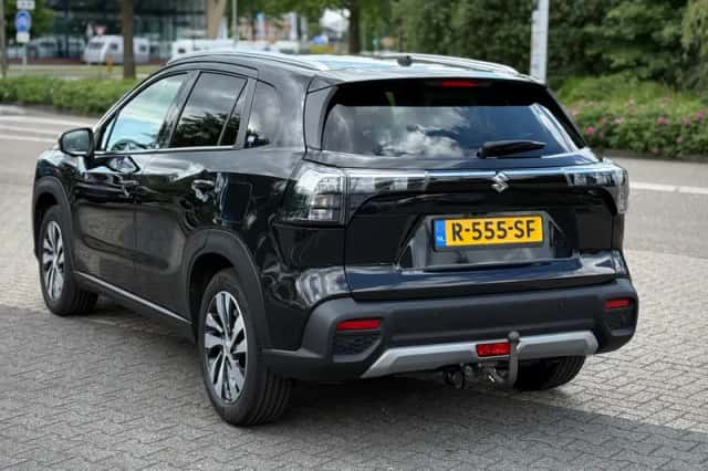 Suzuki S-CROSS (2022) thumbnail 3