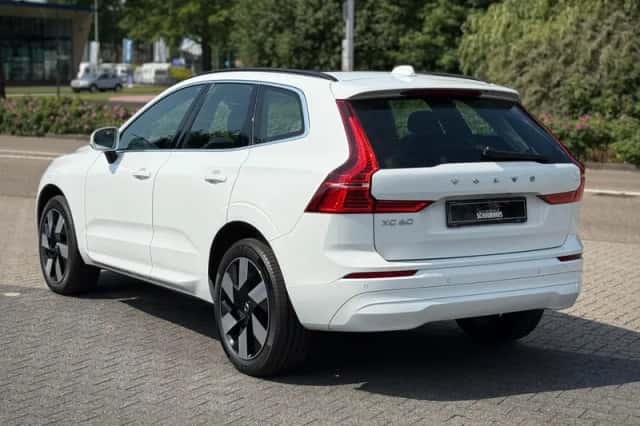Volvo XC60 (2022) thumbnail 3