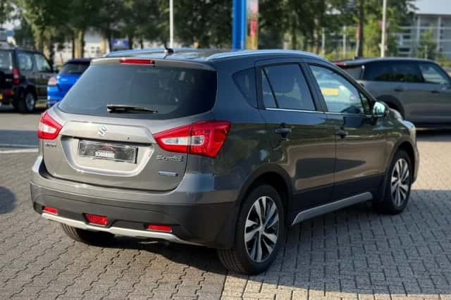 Suzuki S-CROSS (2020) thumbnail 5