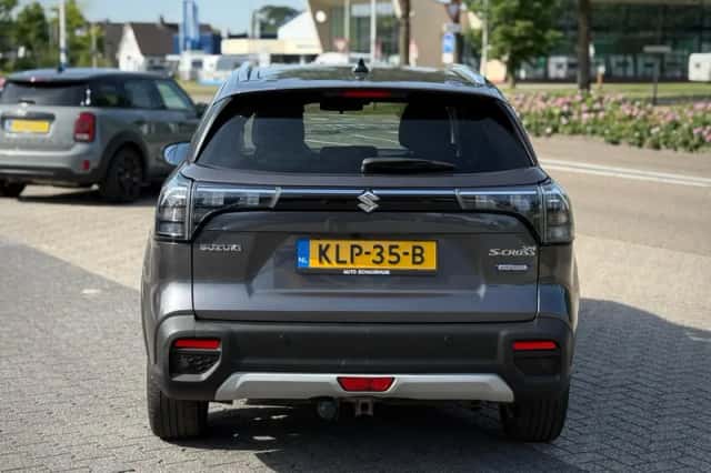 Suzuki S-CROSS (2022) thumbnail 4