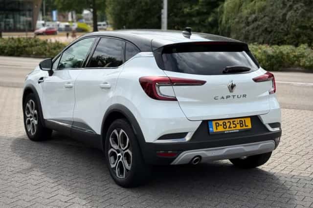 Renault Captur (2021) thumbnail 3