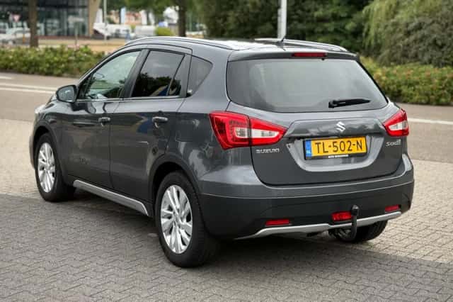 Suzuki S-CROSS (2018) thumbnail 3