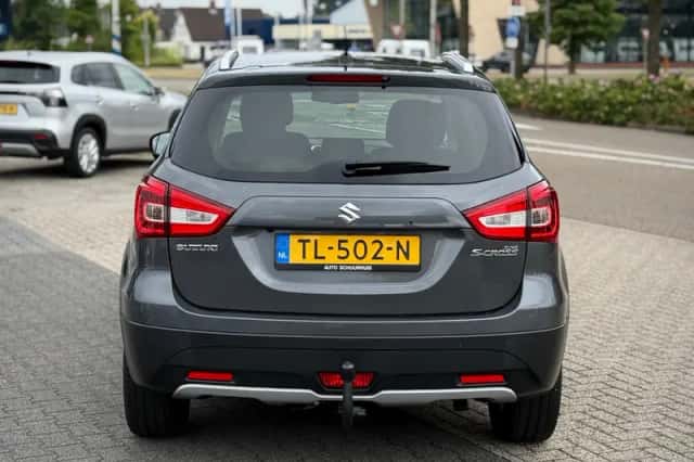 Suzuki S-CROSS (2018) thumbnail 4