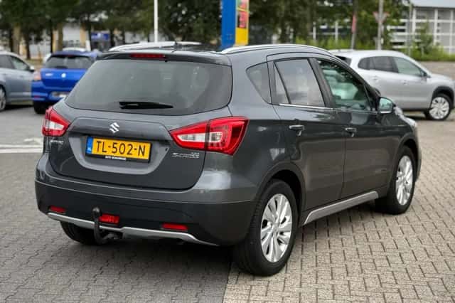 Suzuki S-CROSS (2018) thumbnail 5