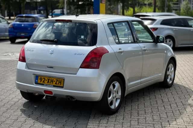 Suzuki Swift (2007) thumbnail 5