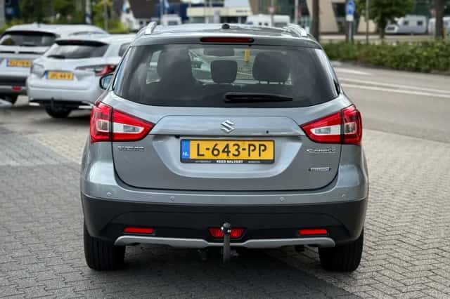 Suzuki S-CROSS (2021) thumbnail 4