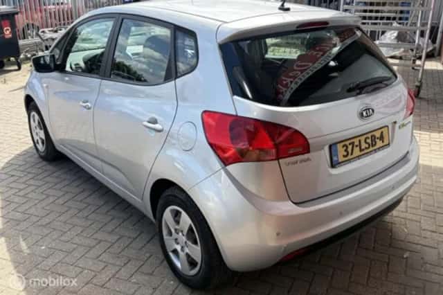Kia Venga (2010) thumbnail 4
