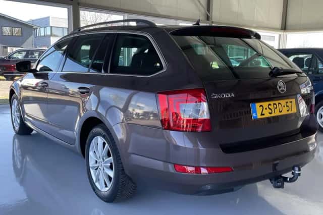 Škoda Octavia (2013) thumbnail 3