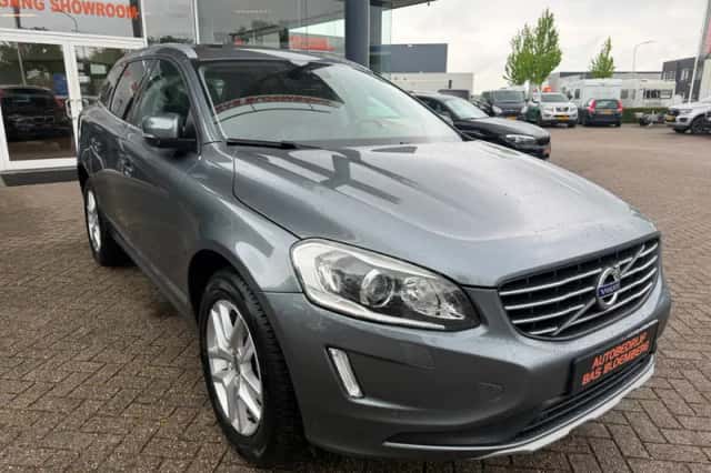 Volvo XC60 (2017) thumbnail 2