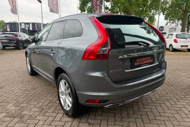 Volvo XC60 (2017) thumbnail 3