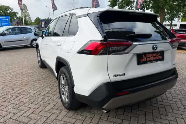 Toyota RAV4 (2024) thumbnail 3