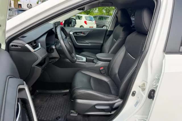 Toyota RAV4 (2024) thumbnail 6