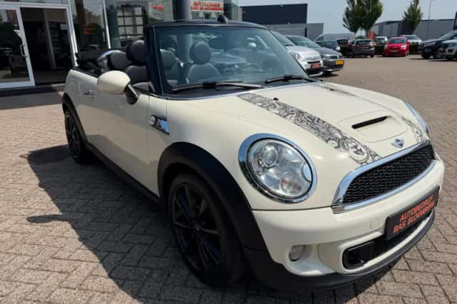 MINI Cabrio (2011) thumbnail 2
