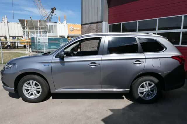 Mitsubishi Outlander (2018) thumbnail 2